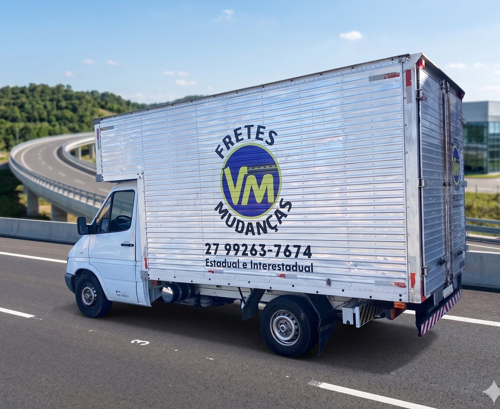 Caminhão VM Sudeste em rodovia para mudanças estaduais e interestaduais